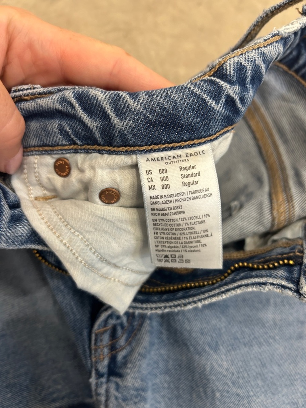 American Eagle Outfitters Light Blue Vintage Wash Barrel Jeans - Picture 2 of 2